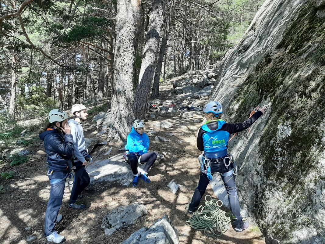 Curso de escalada en Madrid, aprende a escalar con seguridad, material, técnicas de progresión, con guías de montaña titulados.