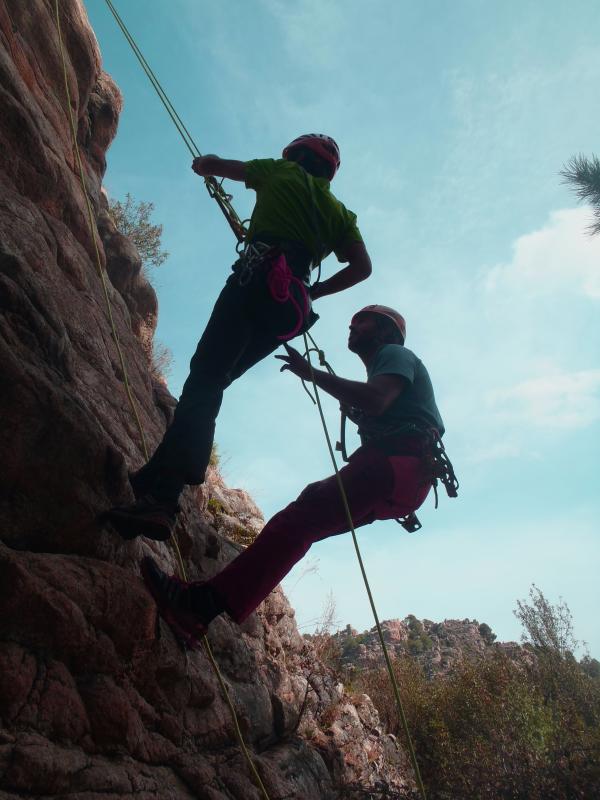 Curso de autorescate y maniobras con cuerda en Madrid, aprende la diferentes técnicas de rescate en pared cuando realices tus actividades de escalada, alpinismo, barrancos, ferratas.