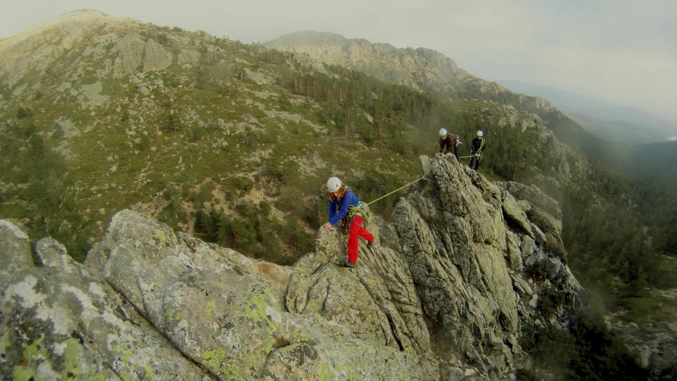 El objetivo de este curso es conocer las técnicas necesarias para realizar una ascensión por montaña en la que nos podamos encontrar alguna dificultad a la hora de progresar y sea necesario el uso de cuerdas y seguros flotantes.