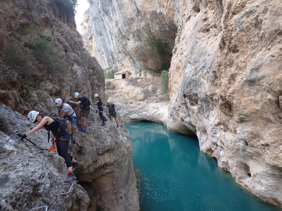 Una vía ferrata espectacular y divertida que discurre por un entorno maravilloso atravesando los cortados de Villalba y el cañón del Júcar.