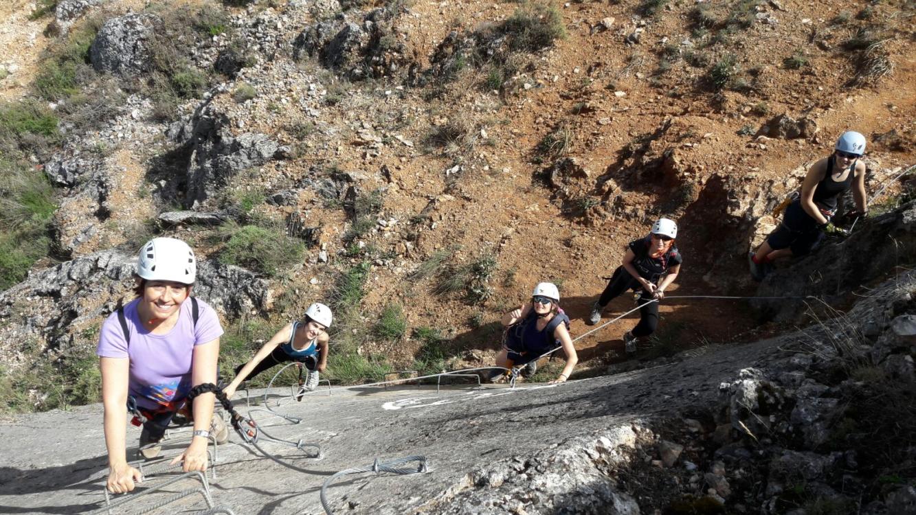 Realizamos este espectacular recorrido en el que podremos poner en prácticas las diferentes técnicas de progresión en vías ferratas. Una variada ferrata donde encontraremos divertidos y emocionantes pasajes.

