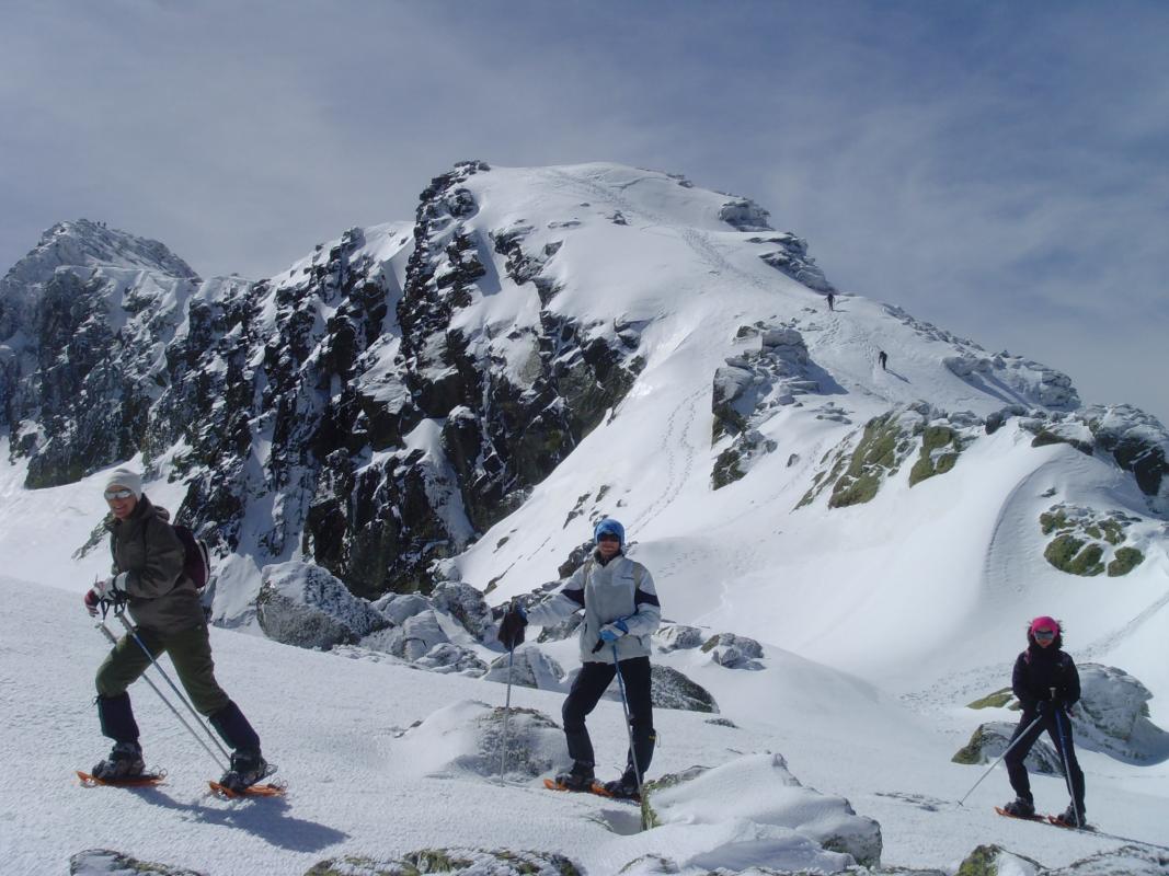 Realizaremos una ruta con Raquetas de Nieve por el Parque Nacional de la Sierra de Guadarrama para ascender hasta el circo glaciar, la Laguna Grande y el refugio de montaña de Zabala.
