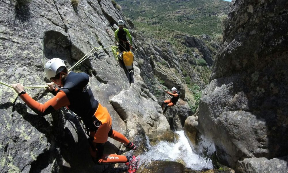 Cascadas del Duratón es un descenso de barranquismo perfecto para iniciarse en esta práctica, el único descenso deportivo que se encuentra en la Comunidad de Madrid, situado en el Puerto de Somosierra.
