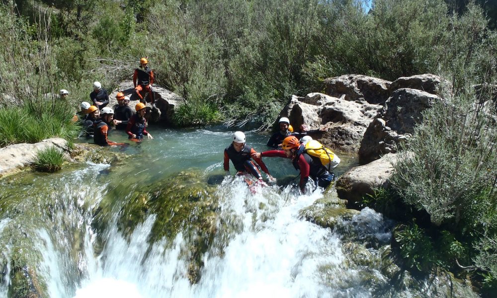 El descenso del barranco Cañón del Júcar es perfecto para iniciarse en la práctica del barranquismo, se encuentra muy cerca de la ciudad de Cuenca, en la población Villalba de la Sierra.