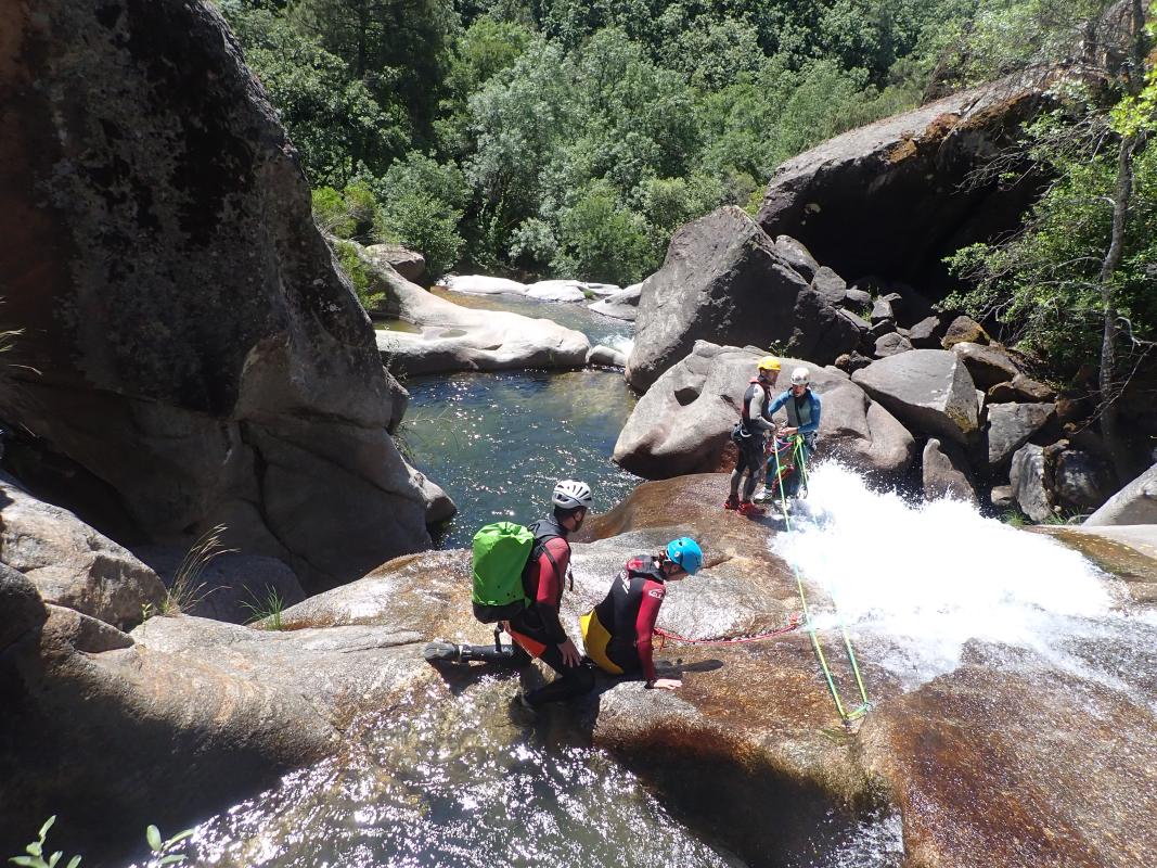 el barranco de Arbillas, el barranco cerca de Madrid más completo y divertido de la zona centro, un montón de saltos, toboganes y rapeles.