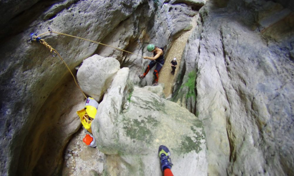 Realizaremos el descenso de este espectacular barranco ubicado en Villalba de la Sierra, en la Serranía de Cuenca. Un emocionante descenso de barrancos normalmente con nada o muy poca agua, bajaremos rapelando las impresionantes formaciones calizas.