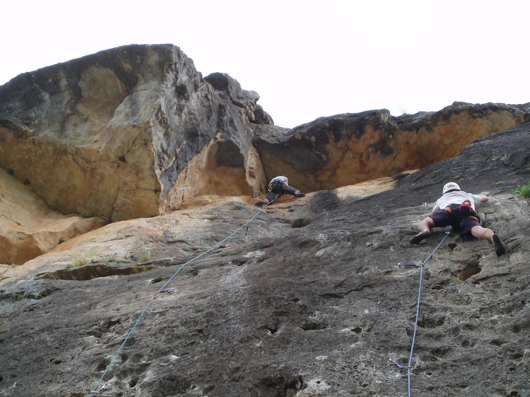 Curso de escalada en Madrid, aprende a escalar con seguridad, material, técnicas de progresión, con guías de montaña titulados.