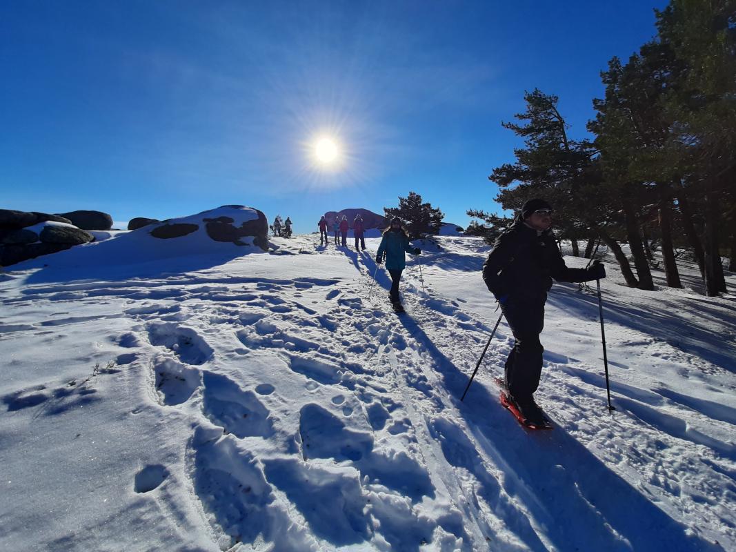 Realizaremos una ruta con Raquetas de Nieve por el Parque Nacional de la Sierra de Guadarrama para ascender hasta el circo glaciar, la Laguna Grande y el refugio de montaña de Zabala.