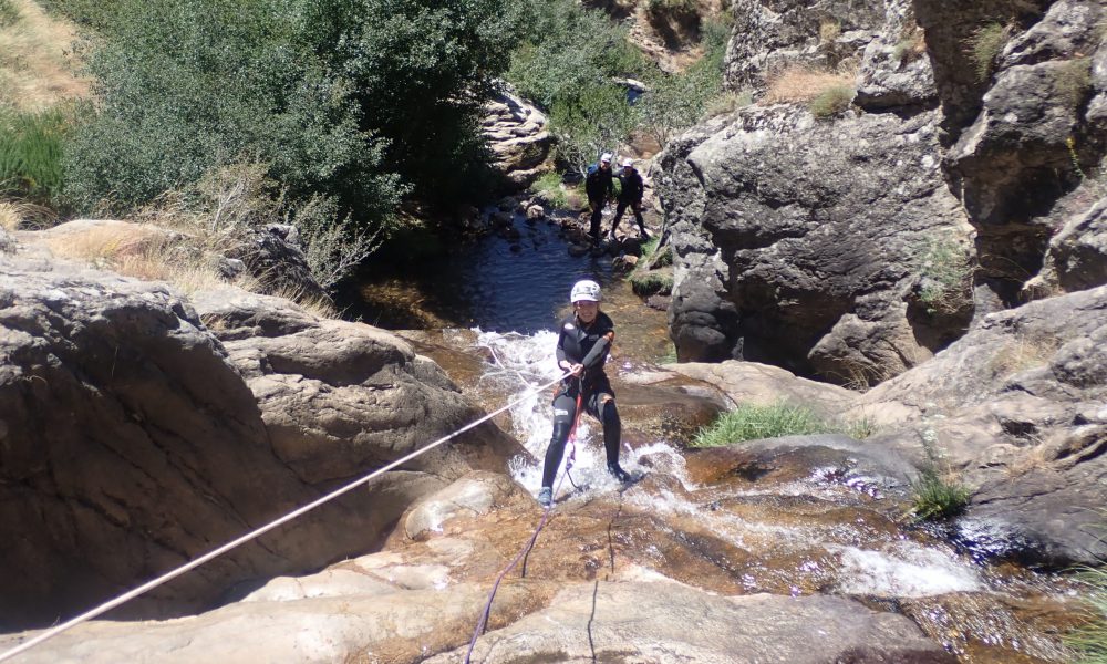 Cascadas del Duratón es un descenso de barranquismo perfecto para iniciarse en esta práctica, el único descenso deportivo que se encuentra en la Comunidad de Madrid, situado en el Puerto de Somosierra.