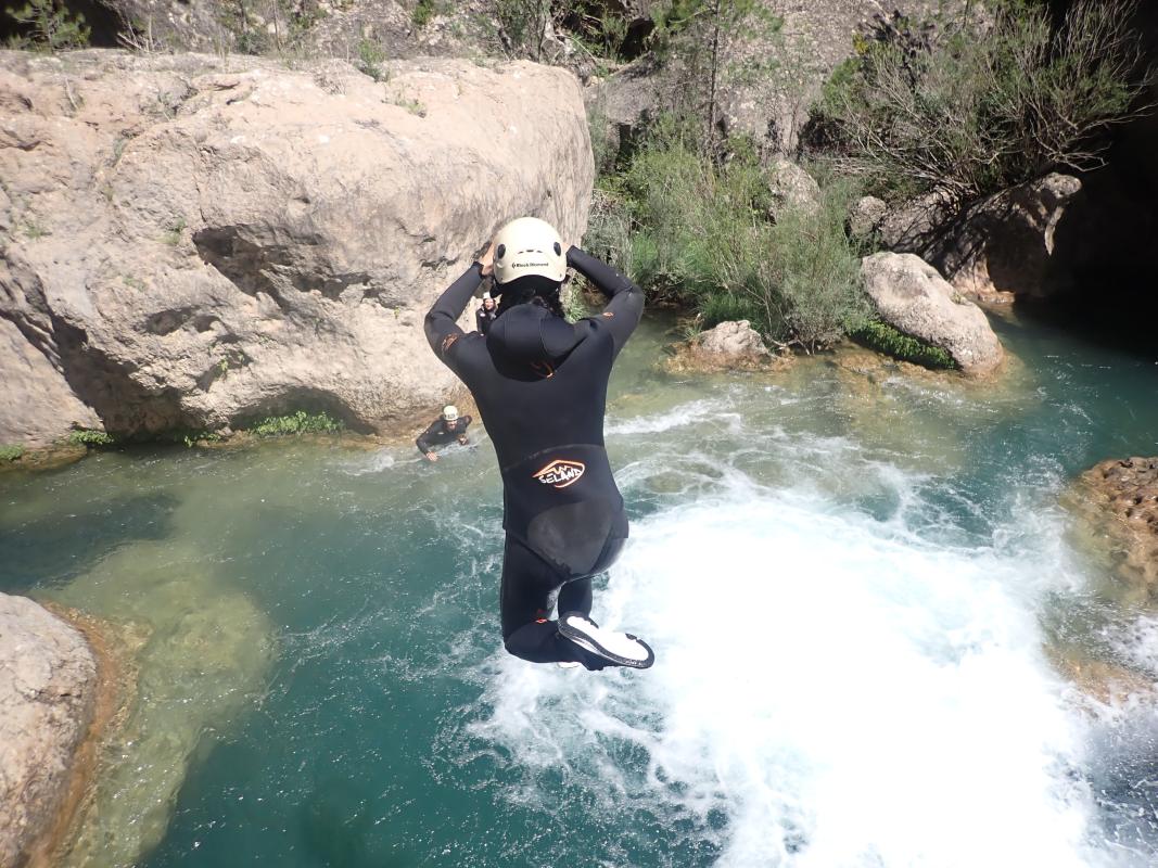 El descenso del barranco Cañón del Júcar es perfecto para iniciarse en la práctica del barranquismo, se encuentra muy cerca de la ciudad de Cuenca, en la población Villalba de la Sierra.