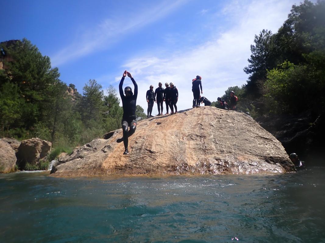Una actividad para disfrutar en la época de calor, combinando la ferrata y el barranco que discurre por el Cañón del Júcar en Cuenca
