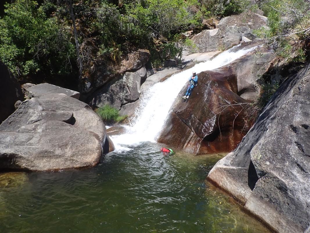 el barranco de Arbillas, el barranco cerca de Madrid más completo y divertido de la zona centro, un montón de saltos, toboganes y rapeles.