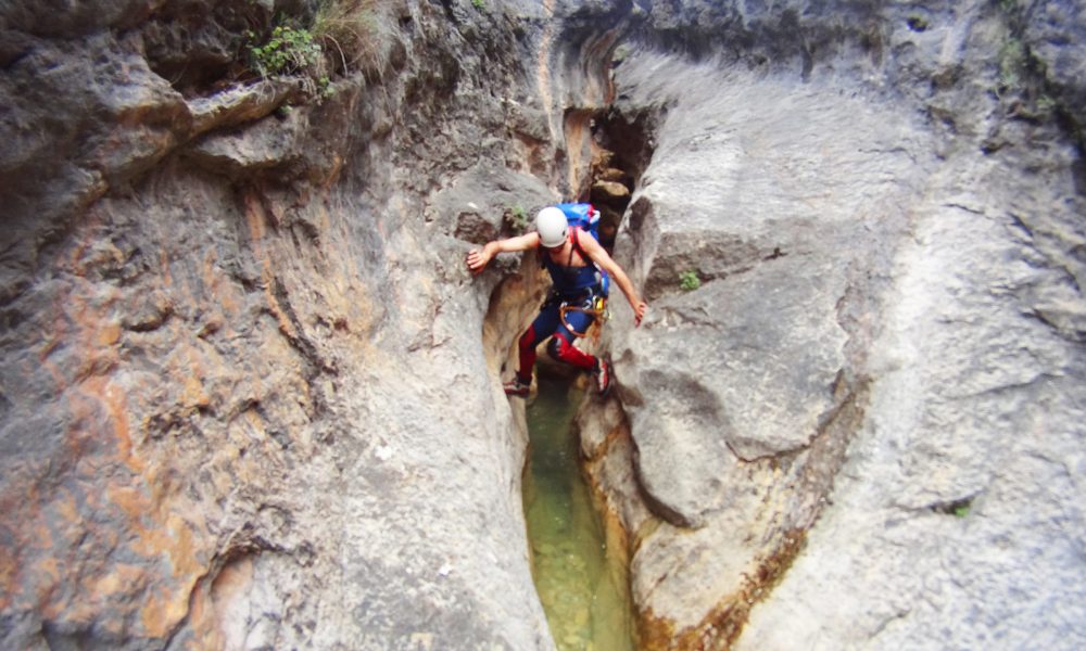 Realizaremos el descenso de este espectacular barranco ubicado en Villalba de la Sierra, en la Serranía de Cuenca. Un emocionante descenso de barrancos normalmente con nada o muy poca agua, bajaremos rapelando las impresionantes formaciones calizas.