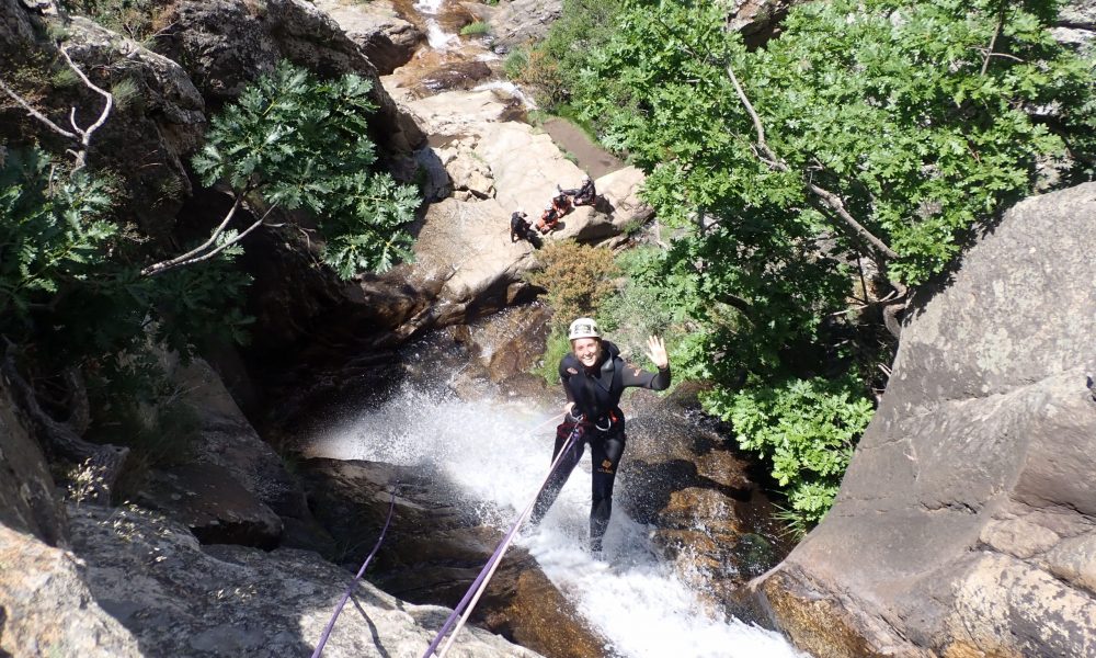 Cascadas del Duratón es un descenso de barranquismo perfecto para iniciarse en esta práctica, el único descenso deportivo que se encuentra en la Comunidad de Madrid, situado en el Puerto de Somosierra.