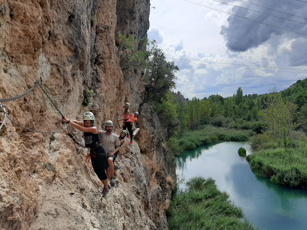 Una vía ferrata espectacular y divertida que discurre por un entorno maravilloso atravesando los cortados de Villalba y el cañón del Júcar.