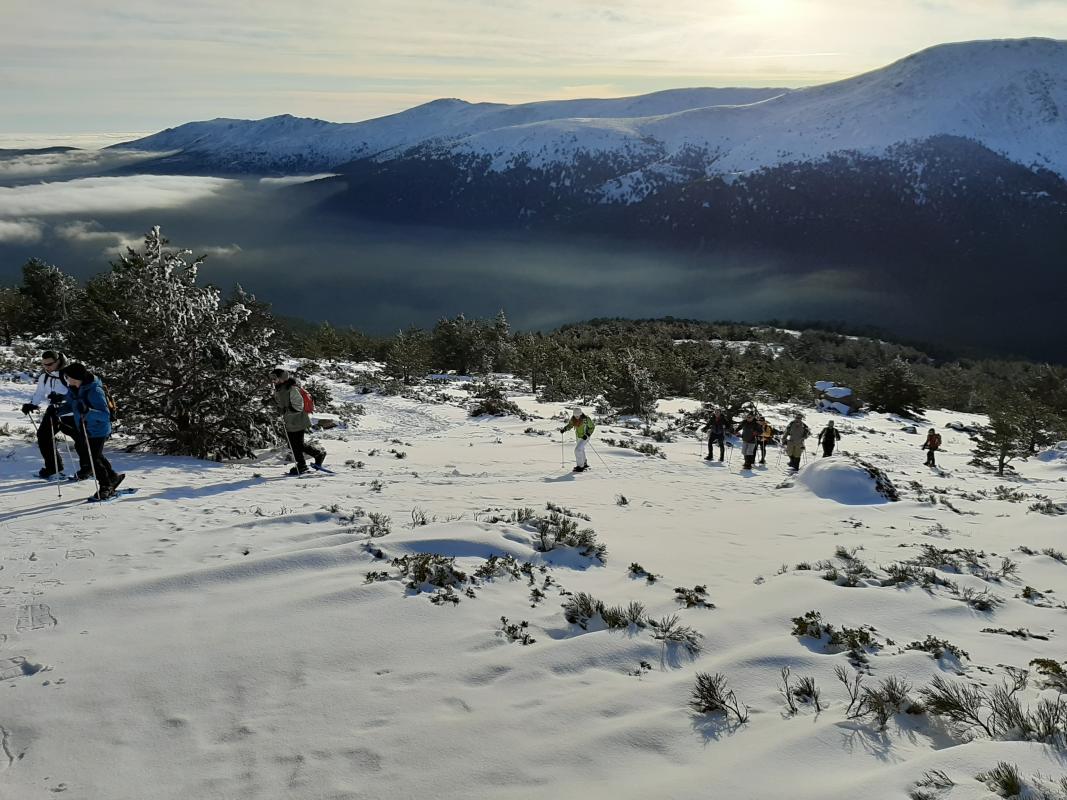 Realizaremos una ruta con Raquetas de Nieve por el Parque Nacional de la Sierra de Guadarrama para ascender hasta el circo glaciar, la Laguna Grande y el refugio de montaña de Zabala.