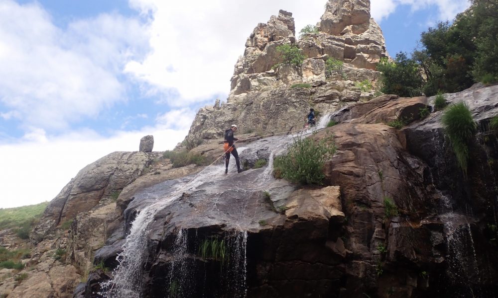 Cascadas del Duratón es un descenso de barranquismo perfecto para iniciarse en esta práctica, el único descenso deportivo que se encuentra en la Comunidad de Madrid, situado en el Puerto de Somosierra.