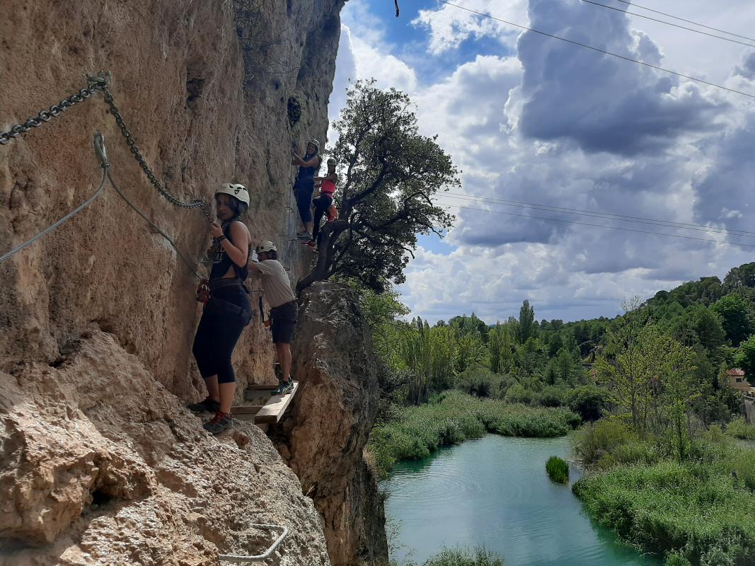 Una actividad para disfrutar en la época de calor, combinando la ferrata y el barranco que discurre por el Cañón del Júcar en Cuenca
