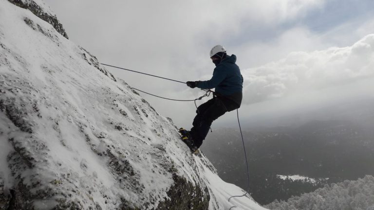 Curso de alpinismo para adquirir los conocimientos teóricos y prácticos necesarios