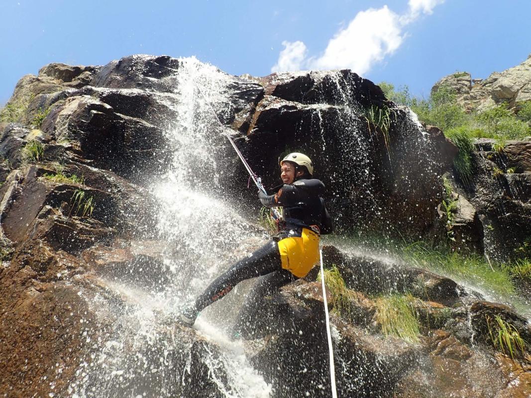 Disfruta la experiencia de hacer barranquismo en Madrid descendiendo el barranco de Somosierra. Ideal para aquellas personas que quieran iniciarse a realizar rápeles sobre cascadas de agua.