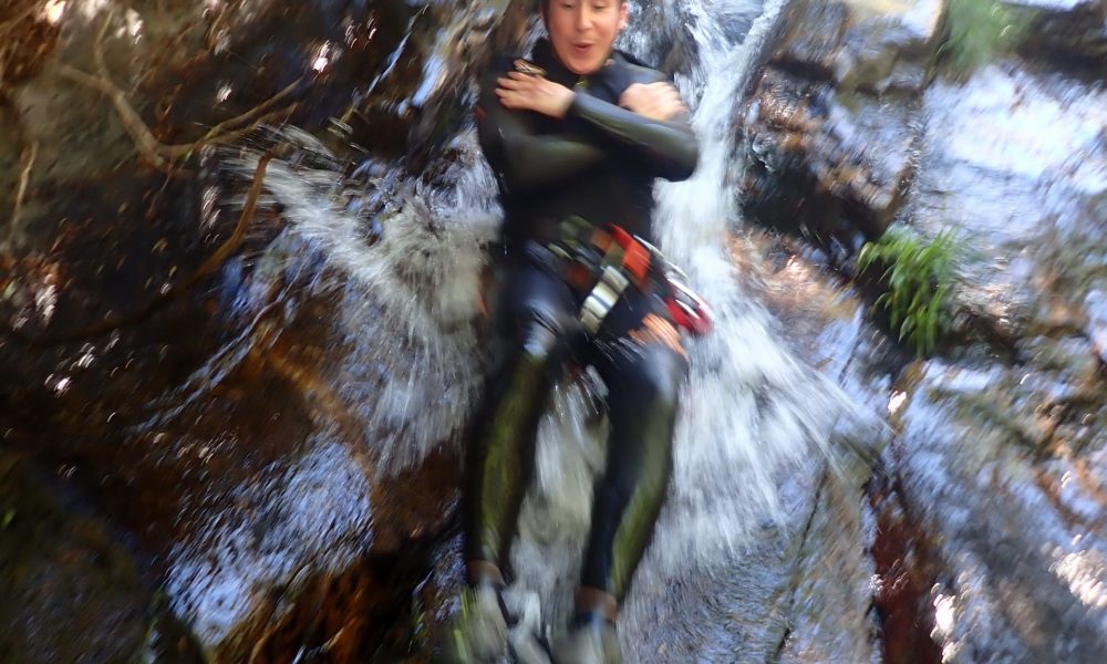 Disfruta la experiencia de hacer barranquismo en Madrid descendiendo el barranco de Somosierra. Ideal para aquellas personas que quieran iniciarse a realizar rápeles sobre cascadas de agua.