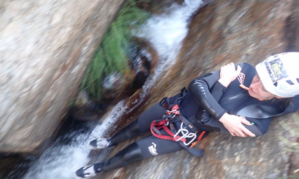 Disfruta la experiencia de hacer barranquismo en Madrid descendiendo el barranco de Somosierra. Ideal para aquellas personas que quieran iniciarse a realizar rápeles sobre cascadas de agua.