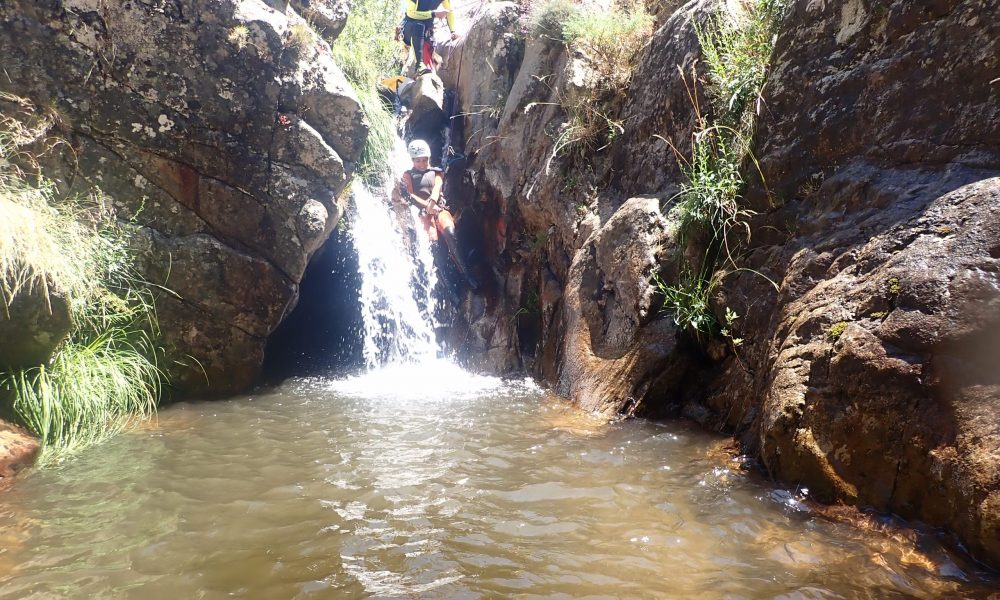 Disfruta la experiencia de hacer barranquismo en Madrid descendiendo el barranco de Somosierra. Ideal para aquellas personas que quieran iniciarse a realizar rápeles sobre cascadas de agua.